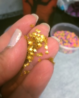 So edible glitter...i may have many uses for this. :)